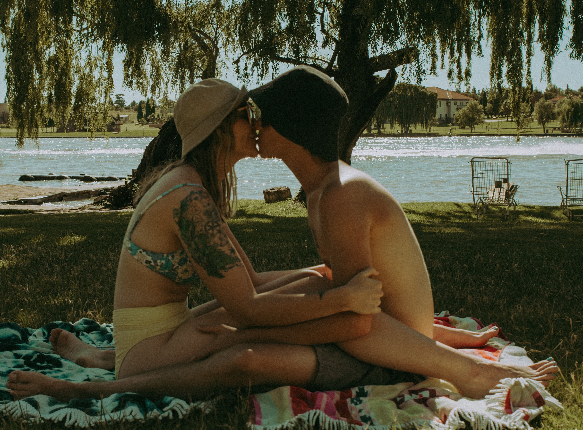 “爸爸,什么是避孕套?”(圖1) “爸爸,什么是避孕套?”(圖1)